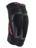 Alpinestars Bionic Flex knæbeskyttere, sort og rød, et par motocross-knæbeskyttere med perforerede Nucleon Flex Technology-skjolde, røde Astars-logoer og elastiske stropper på et åndbart sort mesh-ærme.