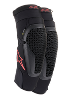 Alpinestars Bionic Flex knæbeskyttere, sort og rød, et par motocross-knæbeskyttere med perforerede Nucleon Flex Technology-skjolde, røde Astars-logoer og elastiske stropper på et åndbart sort mesh-ærme.