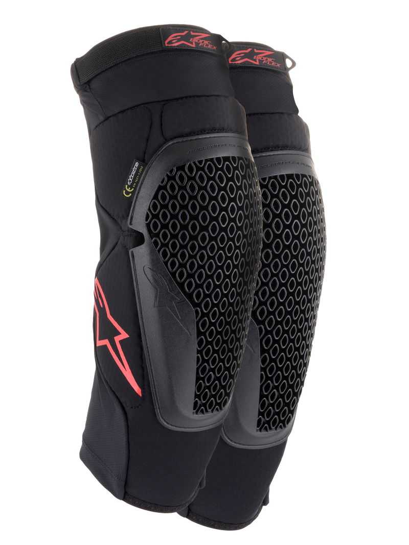 Alpinestars Bionic Flex knæbeskyttere, sort og rød, et par motocross-knæbeskyttere med perforerede Nucleon Flex Technology-skjolde, røde Astars-logoer og elastiske stropper på et åndbart sort mesh-ærme.