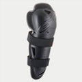 Alpinestars Youth Bionic Action knæbeskytter, sort, enkelt beskytter med dobbelte elastiske stropper, ergonomisk asymmetrisk plastikskal med præget logo, beskyttende motocross- og off-road-udstyr til unge kørere