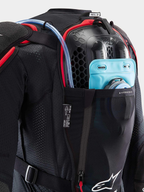 Alpinestars Tech-Air® Off-Road System, off-road motorcykel-airbagsystem, set bagfra i sort og rød med integreret Nucleon CELL-rygbeskytter og lomme til væskeblære