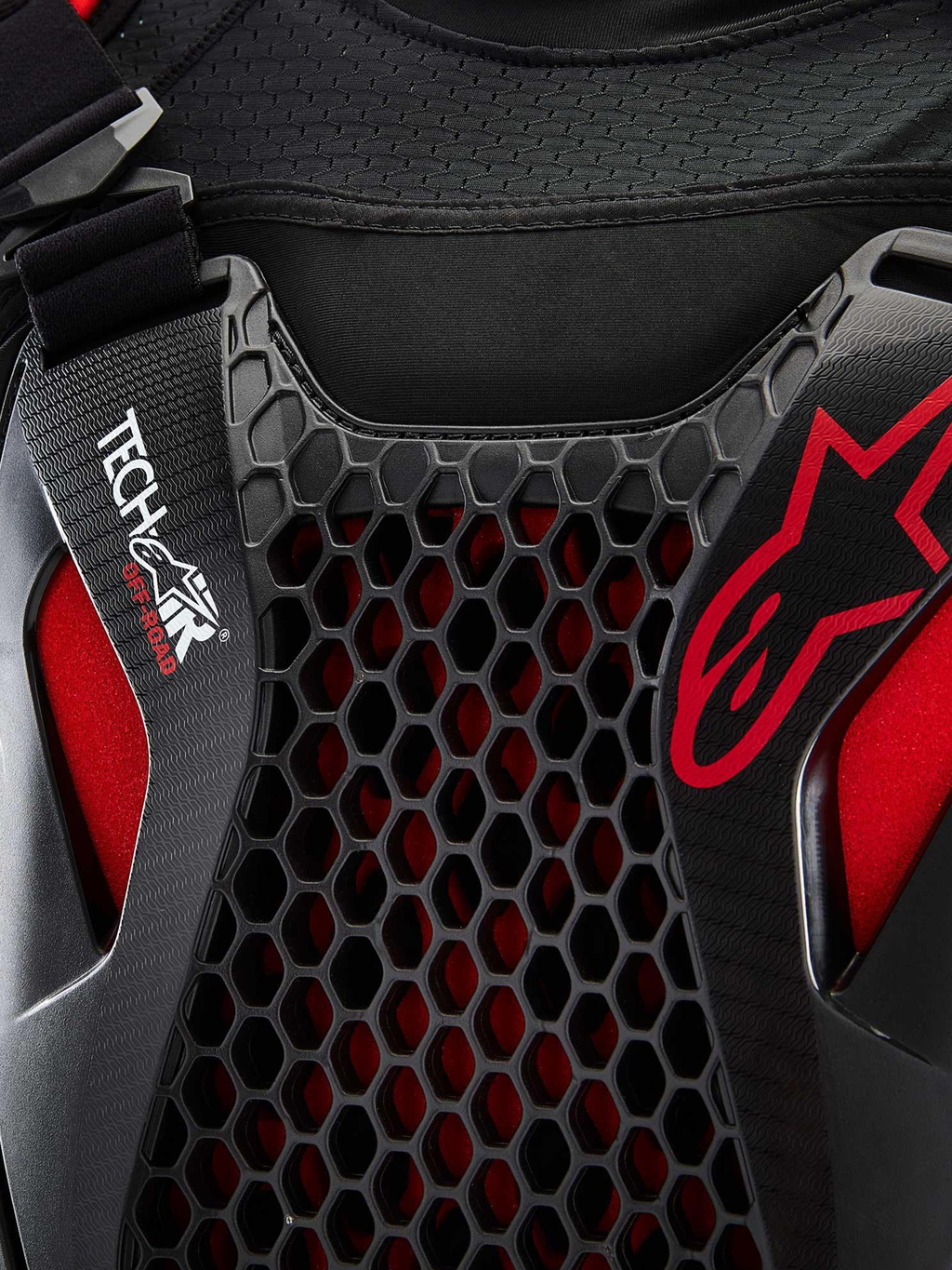 Alpinestars Tech-Air® Off-Road System, nærbillede af off-road airbag-system, sort og rød, med Nucleon CELL bikubebrystbeskyttelse, Tech-Air branding og åndbart strækmesh-chassis