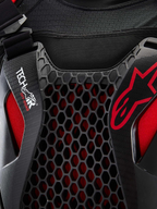 Alpinestars Tech-Air® Off-Road System, nærbillede af off-road airbag-system, sort og rød, med Nucleon CELL bikubebrystbeskyttelse, Tech-Air branding og åndbart strækmesh-chassis