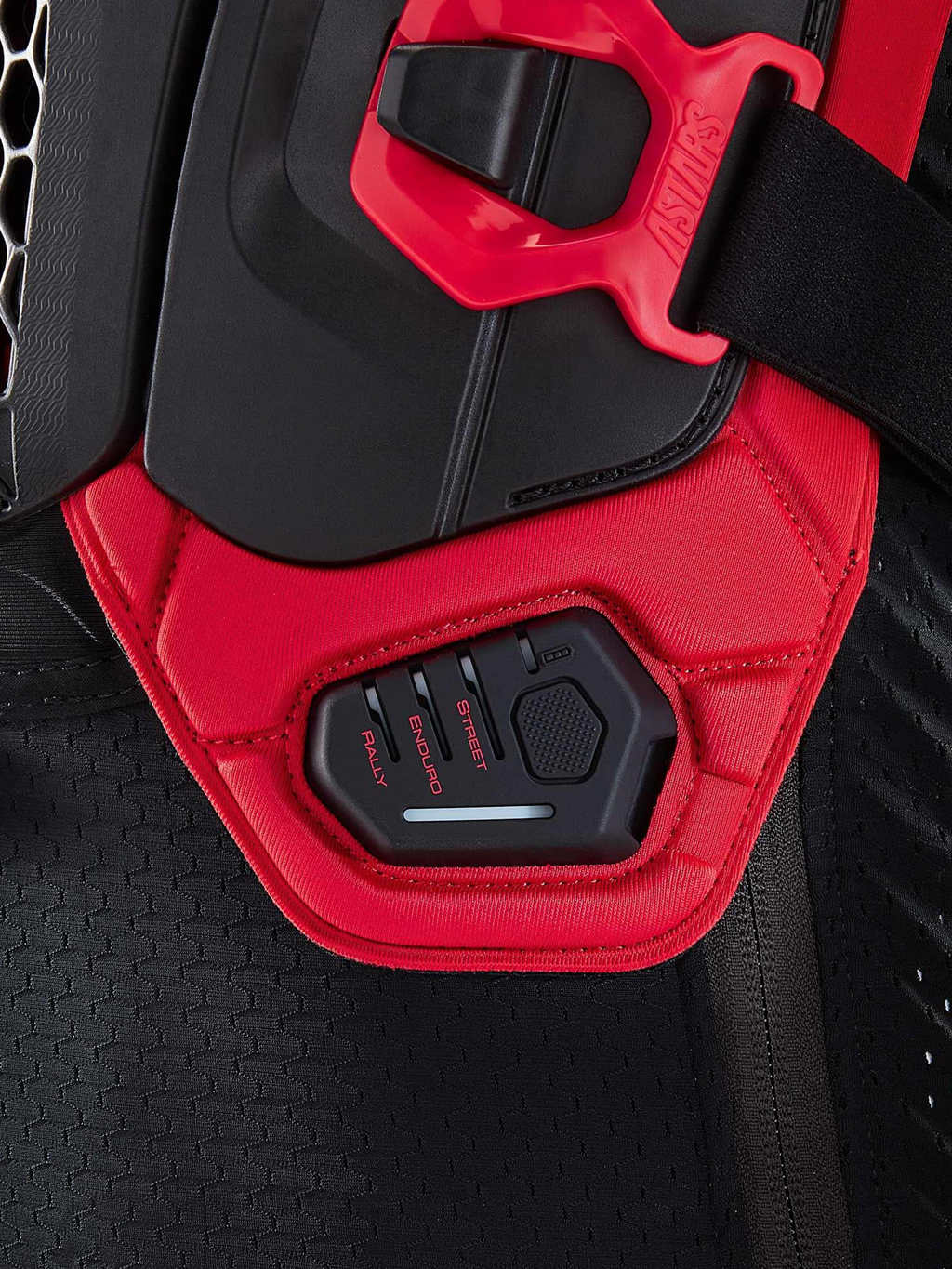 Alpinestars Tech-Air® Off-Road System, nærbillede af off-road airbagkontrolenhed med RALLY-, ENDURO- og STREET-køremodi, sort og rød tekstilkonstruktion