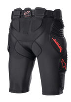 Alpinestars Bionic Pro beskyttelsesshorts, motocross beskyttelsesshorts, sort og rød, set bagfra med integreret hofte- og lårpolstring, åndbar mesh-konstruktion, rødt Alpinestars-logo og branding, beskyttende baselayer til terrænkørsel