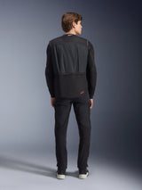 Tech-Air® 3 V2 System, sort, set bagfra på mandlig model, autonom motorcykel-airbagvest, båret over en langærmet trøje med sorte bukser, med et lille rødt Alpinestars-logo, slankt og let beskyttelsesudstyr til vejbrug