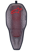 Alpinestars Nucleon Flex Proi fuld rygbeskytterindsats, Transparent Smoke Red, røggrå sekskantet cellestruktur med rød indre kerne, rødt Alpinestars-logo øverst, ergonomisk aflang skjoldform, højventileret motorcykelbeskyttelsesudstyr