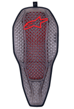Alpinestars Nucleon Flex Proi fuld rygbeskytterindsats, Transparent Smoke Red, røggrå sekskantet cellestruktur med rød indre kerne, rødt Alpinestars-logo øverst, ergonomisk aflang skjoldform, højventileret motorcykelbeskyttelsesudstyr