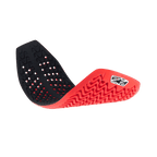 Alpinestars Nucleon Plasma Fuldlængde Rygbeskytter Indsats, rød og sort, fleksibel motorcykelrygbeskytter vist buet for at demonstrere smidighed, med ventileret honeycomb-struktur og bølgede mønstre til stødabsorbering og åndbarhed