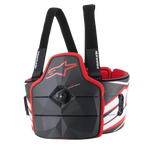 Alpinestars AK-1 Kart Body Protector, kropsbeskytter til karting, sort hvid og rød, med speed-lace drejelukning, ribbenspaneler med kulfibertekstur og rødt Astars-logo, professionelt FIA-homologeret sikkerhedsudstyr
