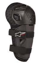 Alpinestars Bionic Action Kickstart knæbeskytter, knæ- og skinnebensbeskytter til motocross til unge, sort, med artikuleret plastskal, dobbelt elastisk stroplukning med hvidt logo og rød Kickstart-branding, polstret mesh-bagside til off-road beskyttelse
