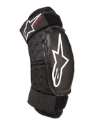 Alpinestars Youth Bionic Action Kickstart albuebeskytter, sort, beskyttende albuebeskytter til unge med hvidt stjerne-logo og rød Kickstart-branding, dobbelte justerbare stropper med velcro, åndbart mesh-stof, ergonomisk design til motocross og actionsport