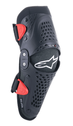 Alpinestars Youth SX-1 knæbeskyttere, motocross-knæbeskyttere, sort og rød, med perforerede ventilationshuller, dobbeltleddet hængselsystem, justerbare stropper med røde spænder, hvidt stjernelogo, off-road motorcykelbeskyttelse til unge