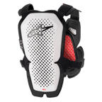 Alpinestars A-1 Pro brystbeskytter, hvid og sort med røde detaljer, perforeret rygpanel for ventilation, rød honeycomb-polstring indvendigt, letvægts motocross-beskyttelsesudstyr