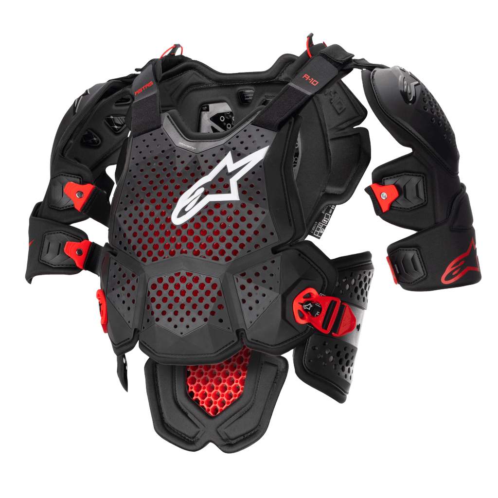 Alpinestars A-10 V2 fuld brystbeskytter, motocross kropsbeskyttelse, antracitsort og rød, med en perforeret brystplade med hvidt Alpinestars-logo, justerbare skulderpuder og røde slagfaste spænder, beskyttelsesudstyr til off-road racing