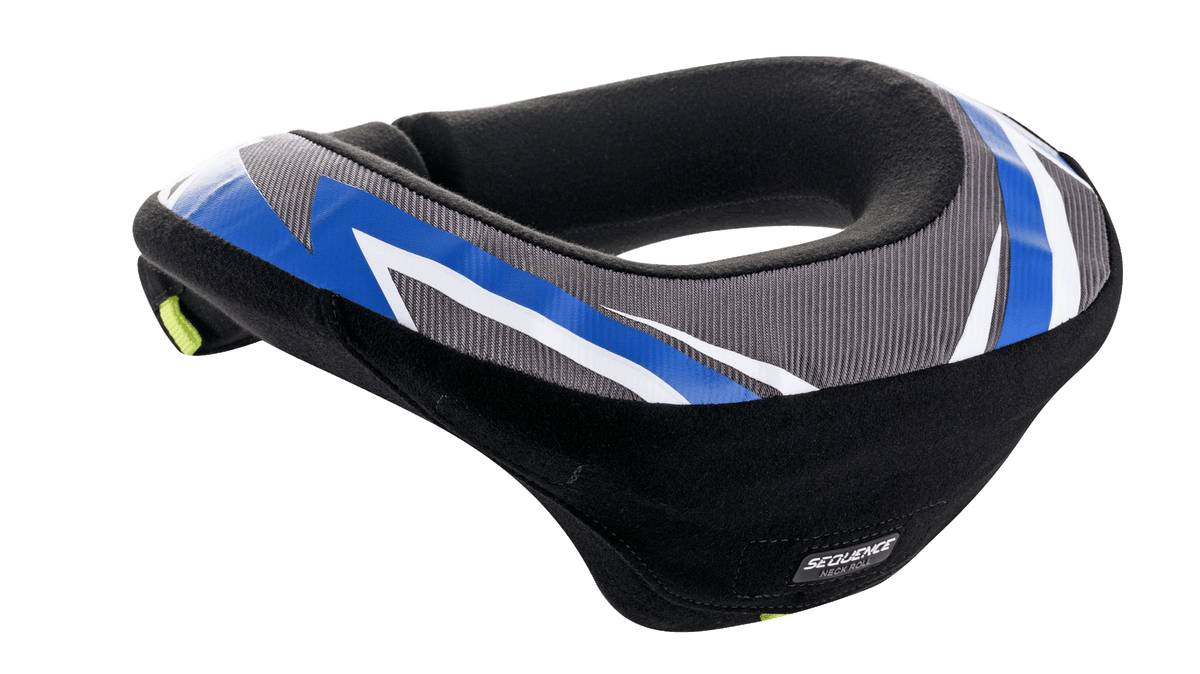 Alpinestars Youth Sequence Neck Roll, nakkebeskytter til unge, sort, antracit og blå, ergonomisk design med forlænget bagkant for stabilitet, grå teksturerede paneler med blå og hvide grafiske detaljer, blødt sort indvendigt for, sikkerhedsudstyr til motocross og karting