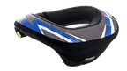 Alpinestars Youth Sequence Neck Roll, nakkebeskytter til unge, sort, antracit og blå, ergonomisk design med forlænget bagkant for stabilitet, grå teksturerede paneler med blå og hvide grafiske detaljer, blødt sort indvendigt for, sikkerhedsudstyr til motocross og karting