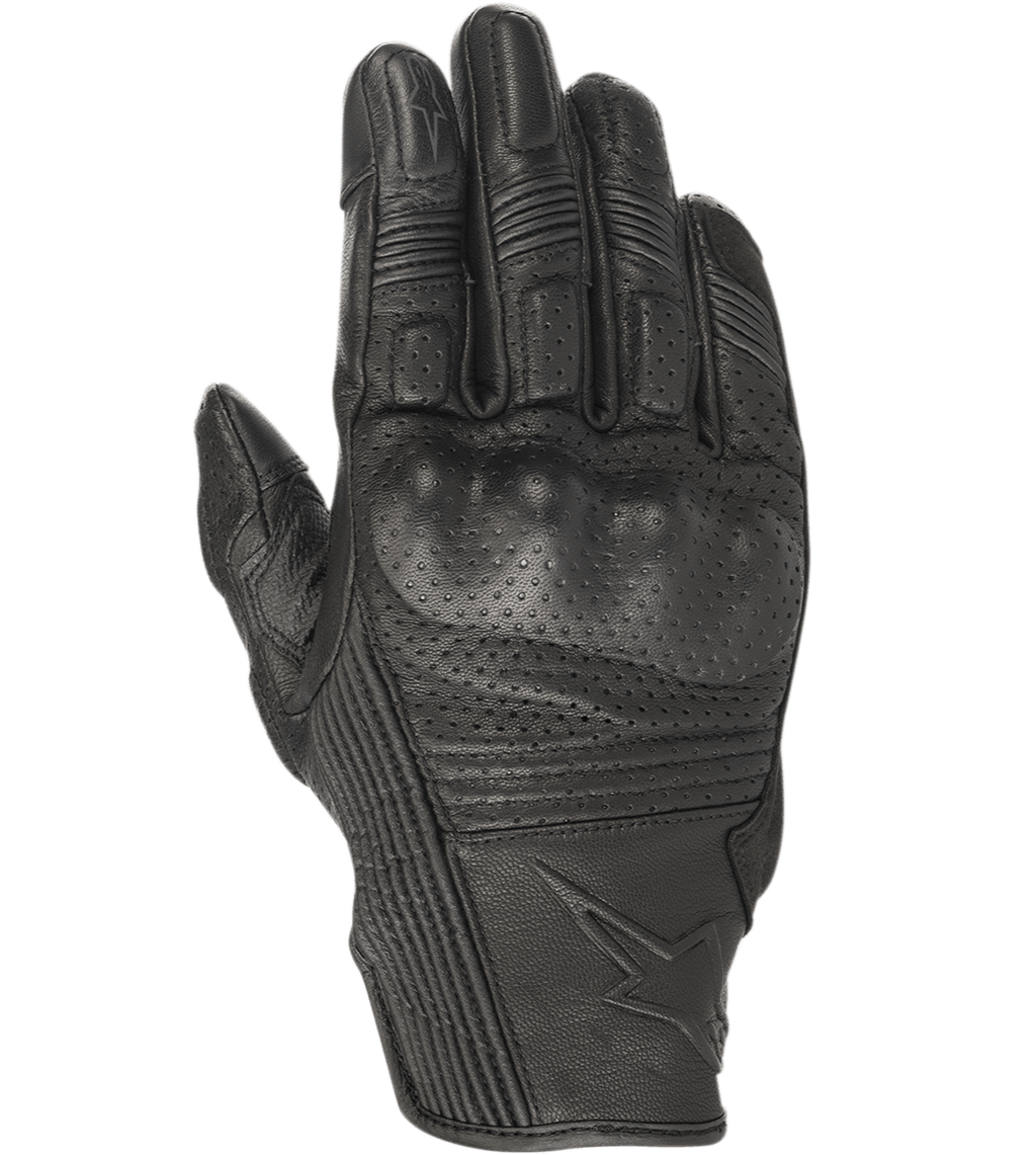 Alpinestars Mustang V2 handsker, motorcykelhandsker i sort læder, perforeret design med integreret knobeskyttelse, harmonikastrækpaneler på fingrene, præget stjernelogo, urban stil med kort manchet