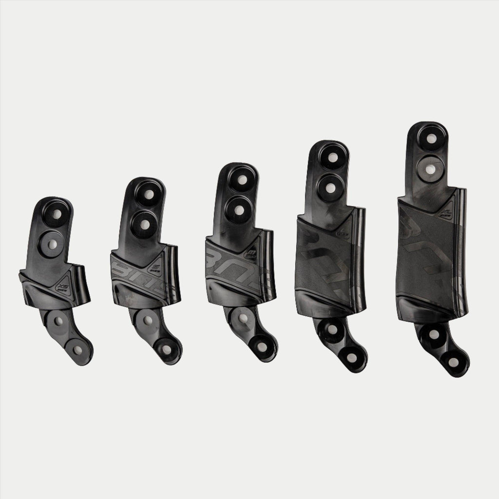 Alpinestars BNS Size Adapter Kit, tilbehør til hjelm og nakkestøtte, fem sorte plastikadapterkomponenter i forskellige størrelser, modulært design til justering af pasform med monteringshuller og tekstureret branding, ensfarvet sort