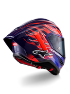 Alpinestars Supertech R10 Limited Edition Flyte Hjelm, full-face racinghjelm, blank dyb lilla og blå med orange og røde flamme-grafikker, med hvidt Alpinestars-logo og aerodynamisk bagspoiler, højtydende hovedbeskyttelse til motorsport