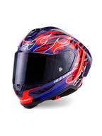 Alpinestars Supertech R10 Limited Edition Flyte hjelm, full-face racerhjelm, lilla og dybblå med levende orange flammegrafik, har et mørkt røgfarvet visir og aerodynamisk skal, højtydende motorsportudstyr