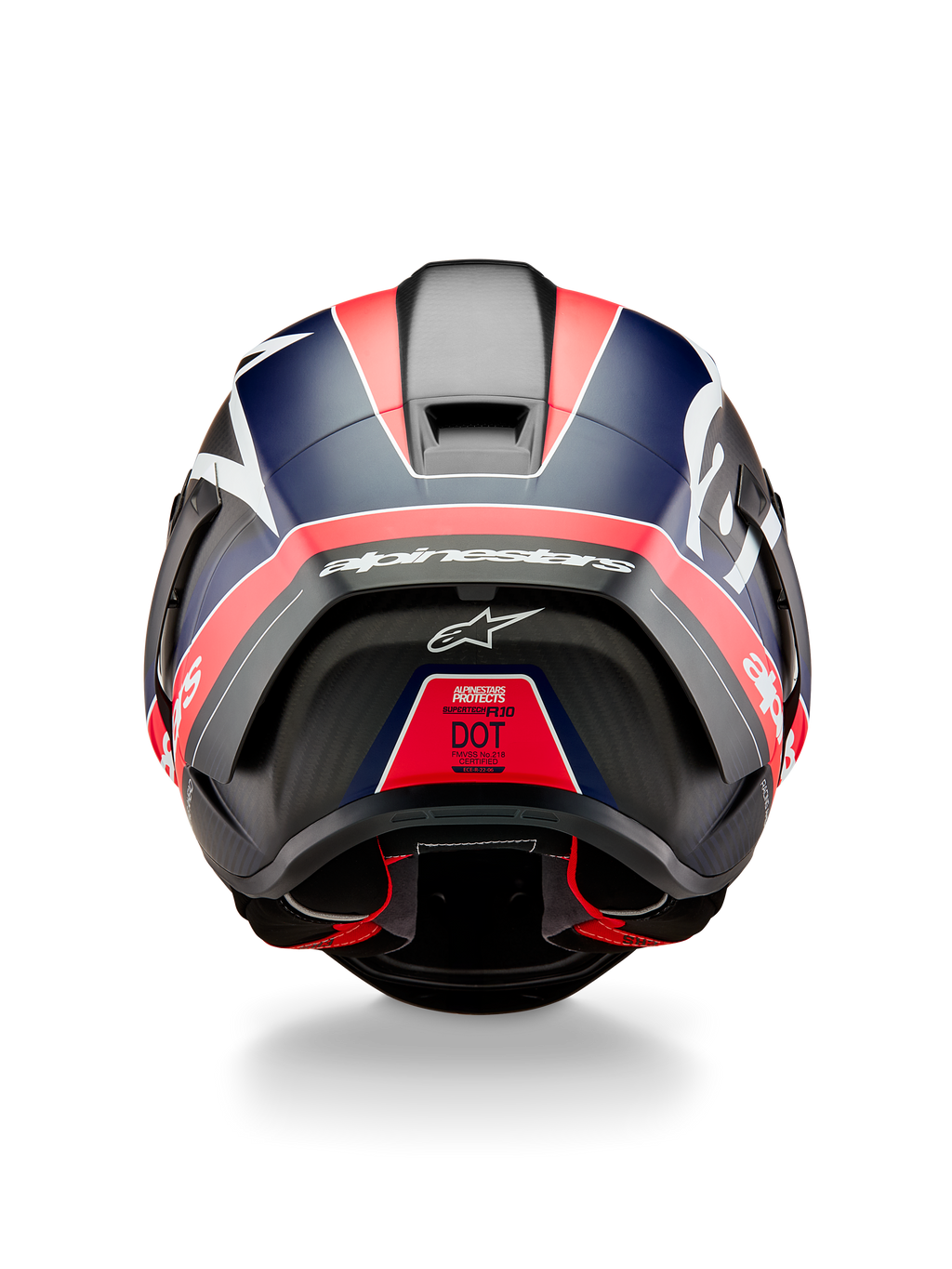Alpinestars Supertech R10 Team-hjelm, set bagfra, sort kulfiber med fluorescerende røde og matblå detaljer, med aerodynamisk spoiler, tydeligt hvidt Alpinestars-branding og DOT-certificeringsmærke, professionelt motorsportudstyr