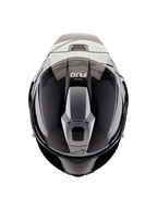 Alpinestars Supertech R10 Element-hjelm, set fra oven, Sort Carbon og Sølv, blank finish med synlig kulfibervævning, aerodynamisk ventilationsstruktur, R10-logo og Alpinestars-branding, professionel motorcykelhjelm til racing