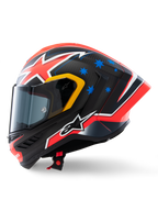 Alpinestars Supertech R10 Miller Limited Edition hjelm, set fra siden, Carbon Red Matt finish med synlig kulfibervævning, rød og hvid lyn-grafik, blå stjerner bagpå, gule detaljer omkring visiret og hvidt Alpinestars-logo, højtydende racerhjelm til motorcykel