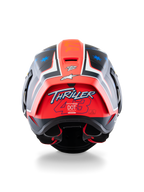 Alpinestars Supertech R10 Miller Limited Edition hjelm, full-face racerhjelm, Carbon Red Matt med blå stjernegrafik, set bagfra med fokus på 'Thriller 43'-logoet på den røde spoiler, aerodynamisk design med certificeringsmærkater