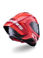 Alpinestars Supertech R10 Arius-hjelm, blank rød med hvid branding, set skråt bagfra, der viser den aerodynamiske spoiler, skalkonstruktion i kulfiber og en slank racerprofil med mørkt visir