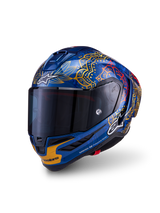 Alpinestars Supertech R10 Martinator Thai-hjelm, blank blå kulfiber racerhjelm med guldgrafik og mørkt visir.
