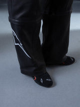 Alpinestars RSRV Starline sko, premium lifestyle sneakers, sort med hvid logo, glat tekstur med syningsdetaljer, vist med sorte sokker med røde og hvide designs