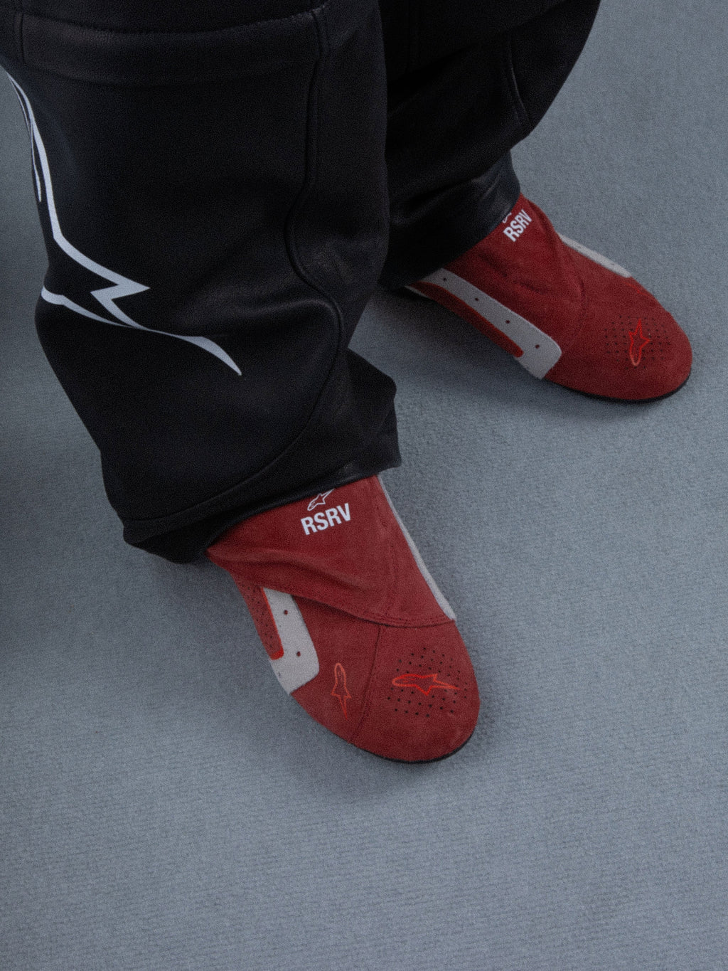 Alpinestars RSRV Starline sko, røde lifestyle-sneakers med hvide og grå detaljer, RSRV-logo, blød tekstur, casual streetwear-fodtøj