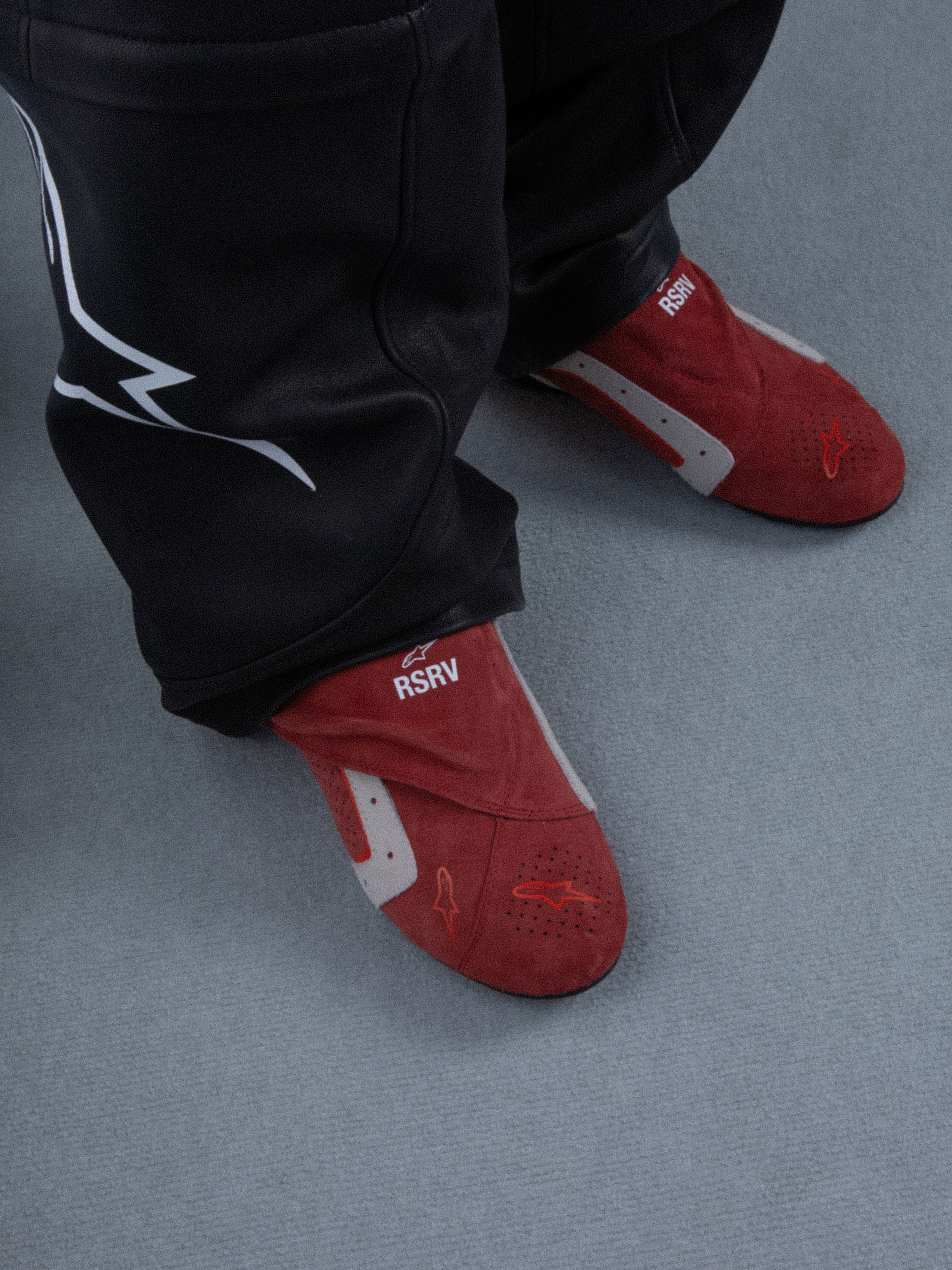 Alpinestars RSRV Starline sko, røde lifestyle-sneakers med hvide og grå detaljer, RSRV-logo, blød tekstur, casual streetwear-fodtøj
