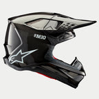 Alpinestars Supertech M10 Solid hjelm, sort blank carbon, motocrosshjelm, sideprofil der viser blank kulfibervævning, S-M10-branding, hvidt Alpinestars-stjernelogo, aerodynamisk design med skygge og ventilationsporte