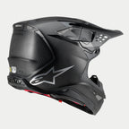 Alpinestars Supertech M10 Fame hjelm, motocrosshjelm, mat og blank sort carbon, set skråt bagfra med synlig carbonfiber-tekstur, sølvlogo og flere integrerede ventilationsåbninger, avanceret off-road hovedbeskyttelse