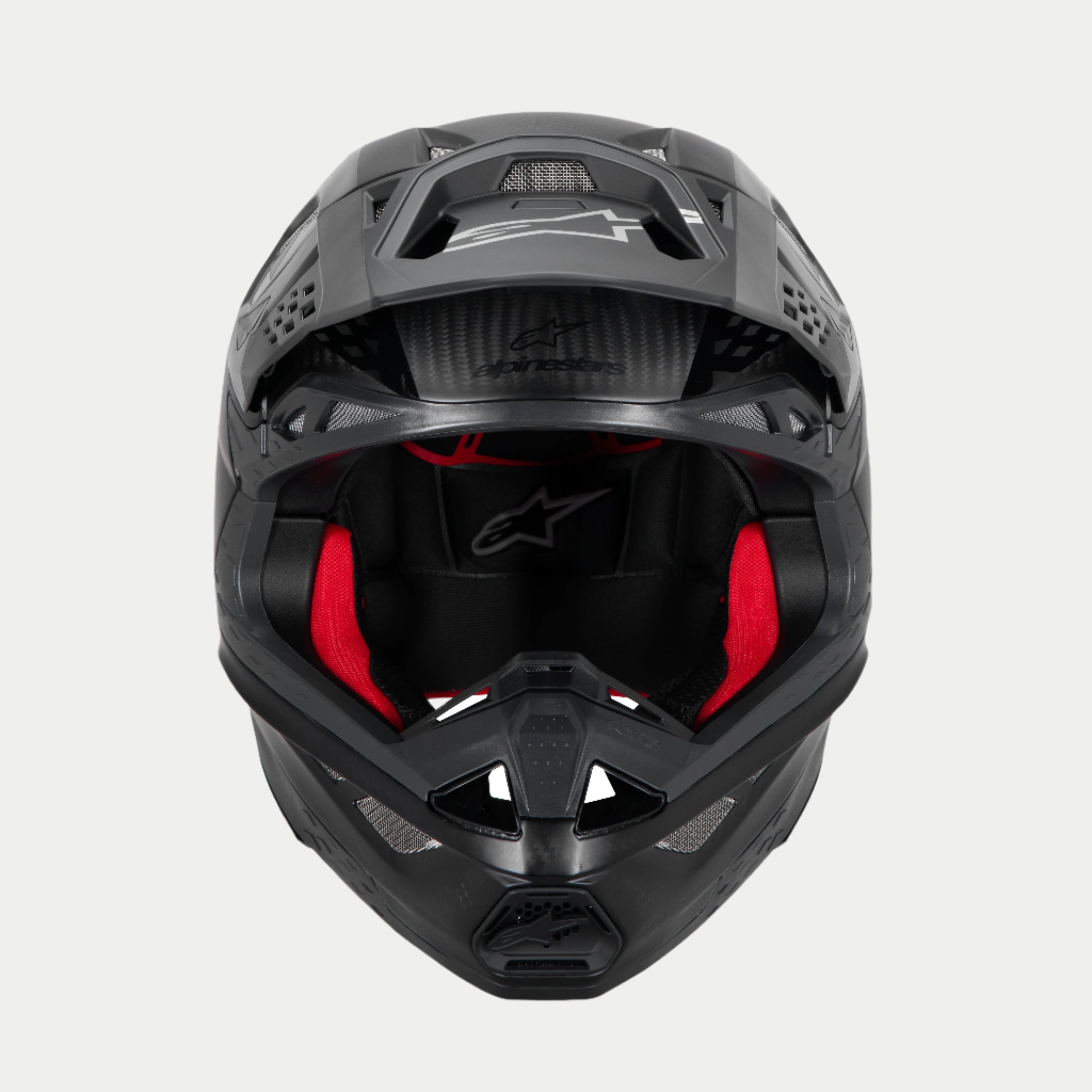 Alpinestars Supertech M10 Fame ECE 22.06 hjelm, motocrosshjelm, mat og blank sort carbon, set forfra med synlig rød indvendig polstring, aerodynamisk kulfiberskal, ventileret design til off-road racing