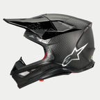 Alpinestars Supertech M10 Fame ECE 22.06 hjelm, sideprofil, mat og blank sort carbon-finish, med synlig kulfibervævning, sølvfarvet Astars-logo på siden, aerodynamisk design med integrerede ventilationsåbninger og sort visir