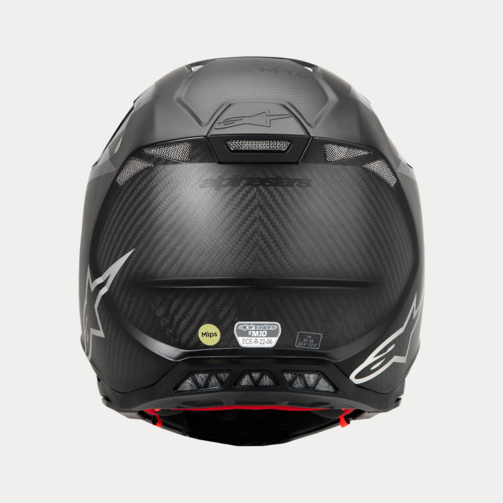 Alpinestars Supertech M10 Fame ECE 22.06 hjelm, set bagfra, mat og blank sort carbon, med synlig kulfibervævning, netventilationsåbninger, MIPS- og ECE-certificeringsmærkater og Alpinestars-logo.