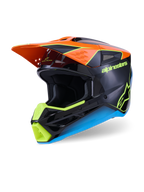 Alpinestars S-M3 Fray hjelm, motocrosshjelm, sort med orange, neongule og blå detaljer, trekvart visning, der viser den aerodynamiske termo-injicerede skal og det beskyttende visir til off-road kørsel