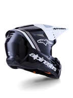 Alpinestars S-M3 Radium hjelm, motocross-hjelm, sort, hvid og grå blank, set skråt bagfra med hvidt visir, markant Alpinestars-logo på siden og bagpå, strømlinet aerodynamisk skal med ventilationsnet, designet til off-road motocross og enduro