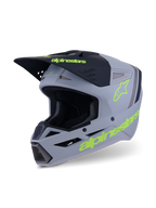 Alpinestars S-M3 Radium hjelm, motocross- og enduro-hjelm, grå, sort og neon gul fluo mat, trefjerdedels visning, der viser aggressivt skaldesign, ventilerede indtagsporte og markante gule logoer