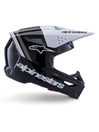 Alpinestars S-M3 Radium hjelm, motocross off-road hjelm, sort, hvid og grå blank, med et kantet aerodynamisk design og ventilationsåbninger, set fra siden, blank finish med grå striber og et hvidt visir med Alpinestars-branding