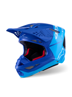Alpinestars Supertech M10 Flood-hjelm, motocross-hjelm, metallic blå og mellemblå med sorte kulfiber-detaljer, hvide logoer og M10-branding, flere ventilationsporte og rød indvendig polstring, designet til professionel off-road ydeevne.