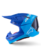 Alpinestars Supertech M10 Flood hjelm, motocross-hjelm, metallisk og medium blå med sort carbon, sideprofil der viser mat og blank finish, hvidt Alpinestars-logo og Supertech M10-branding, avanceret hovedbeskyttelse til off-road racing