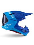 Alpinestars Supertech M10 Flood-hjelm, motocross-hjelm, metallic og mellemblå med sorte carbon-detaljer, sideprofil, hvidt logo, aerodynamisk design med ventilationsporte, kulfibertekstur, professionel off-road racingbeskyttelse