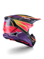 Alpinestars Supertech M10 Era hjelm, motocross-hjelm, pink, violet og gul fluo glossy, set bagfra i trekvart profil, der viser den aerodynamiske kulfiberskal, integrerede ventilationsåbninger og markant grafisk branding, højtydende off-road racingudstyr