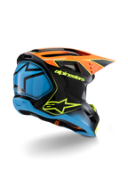 Alpinestars S-M3 Youth Fray hjelm, motocrosshjelm, sort, orange og blå med neongule detaljer, set skråt bagfra med tydeligt Alpinestars-branding og stjernelogo, strømlinet aerodynamisk design til off-road kørsel for unge