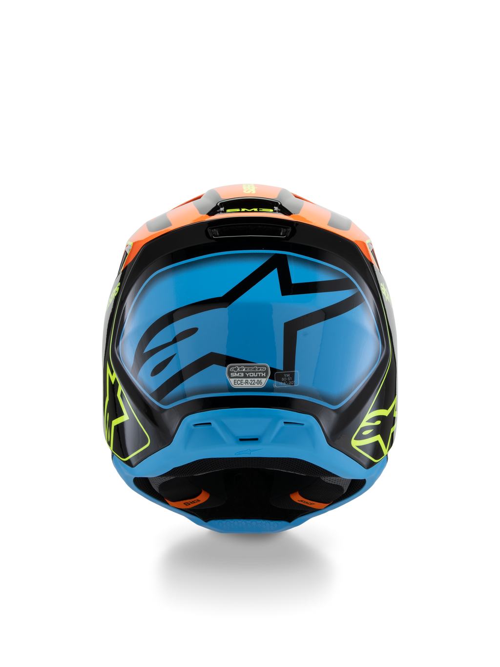 Alpinestars S-M3 Youth Fray hjelm, motocross-hjelm, sort med orange og fluorescerende gule detaljer og en stor blå grafik på bagsiden, set bagfra med ventilationsåbninger og ECE 22.06-certificeringsmærkat, designet til off-road kørsel til unge.