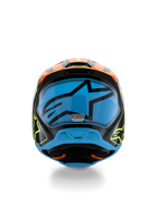 Alpinestars S-M3 Youth Fray hjelm, motocross-hjelm, sort med orange og fluorescerende gule detaljer og en stor blå grafik på bagsiden, set bagfra med ventilationsåbninger og ECE 22.06-certificeringsmærkat, designet til off-road kørsel til unge.